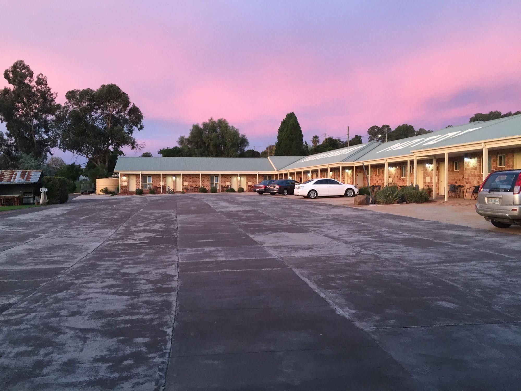 Tuckerbox Motor Inn Gundagai Exterior photo